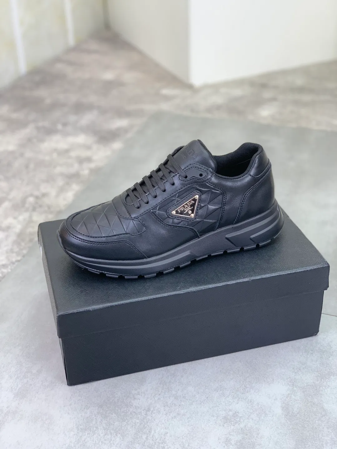 Men's men's shoes 💰P540💰 [New model] popular models are on the official website, 🆘 Trendy brand (Prada) mainly promotes popular models, avant-garde and versatile fashion men's shoes private version mold opening, cowhide surface splicing 1:1 replica... fashionable and simple, original imported cowhide lining cowhide feet; the atmosphere and personality are more fashionable, eye-catching and pursuing class. It will subvert the old idea and be a must-have for fashion trendsetters with you! Must keep it for yourself! Tall and comfortable, large and low, high-end quality workmanship. Code number: 38-44; 2 colors available.